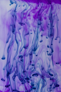 蓝色和紫色的液体，在水中