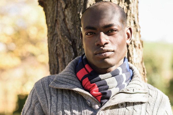 在城市背景下穿便服的黑人男子