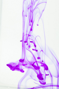 紫罗兰色的液体，在水中