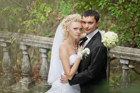 白之恋人爱新娘和新郎在新娘的夏季的一天一起享受片刻的幸福和爱