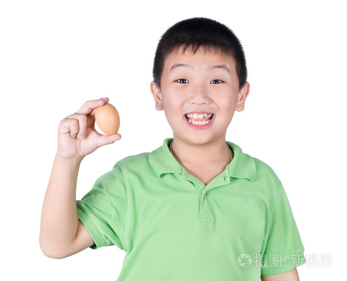 分离出的白色背景上的手里拿着鸡蛋的男孩