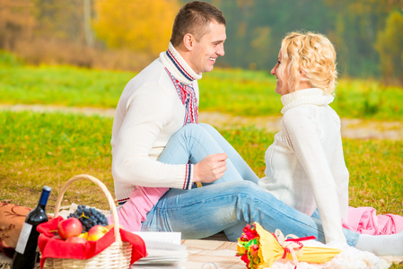女孩和她的男朋友是在一次野餐得开心周末