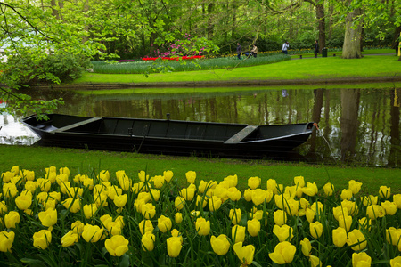 春天的花园与运河和船