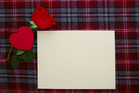 张空白的纸织物上的红玫瑰