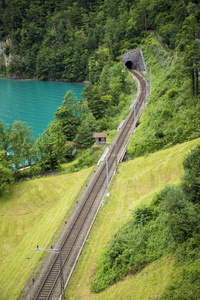 Rails 通往隧道在瑞士的一座山