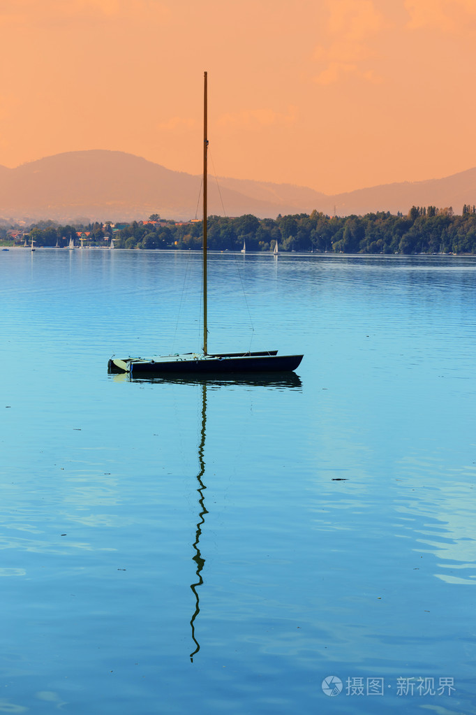 小船在平静的湖面在日落时