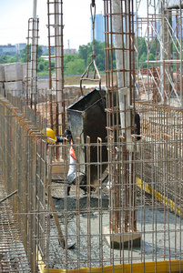 批铸造地面楼板的建筑工人