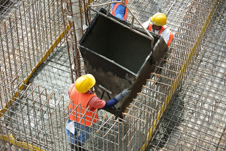 批铸造地面楼板的建筑工人