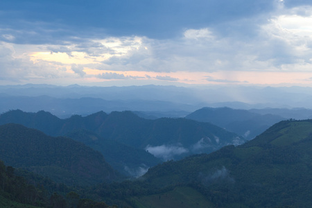 田纳西州, 乌萨在烟雾弥漫的山脉上的朦胧路风景秀丽的全景在北卡罗