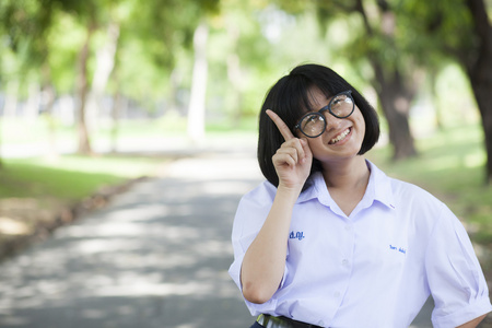 女孩微笑和放松