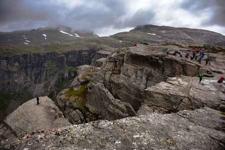 Trolltunga 在冷冻法，Ringedalsvatnet 湖，挪威夏天视图