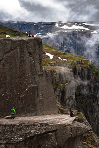 Trolltunga 在冷冻法，Ringedalsvatnet 湖，挪威夏天视图