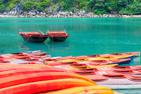 色彩缤纷的皮艇和热带小岛上的船