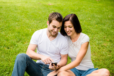 年轻夫妇与智能手机