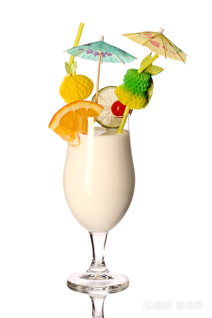 椰林飘香新鲜鸡尾酒上白色孤立