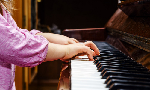 小女孩学习弹钢琴照片