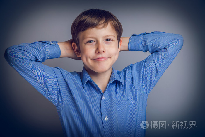 10 年来欧洲模样的少年男孩感到喜悦,炭