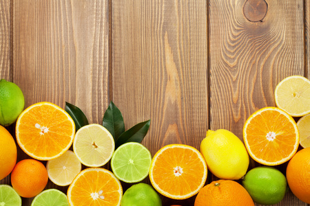 用桔子和酸橙的柑橘属水果
