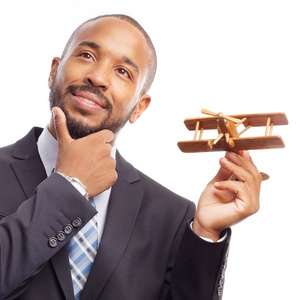 年轻酷黑色男用木制飞机思考