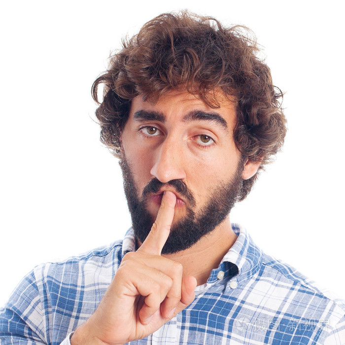 年轻男子沉默姿态