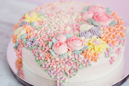 柔和的粉红色蛋糕装饰着霜花
