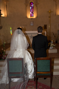 新郎和新娘在教堂