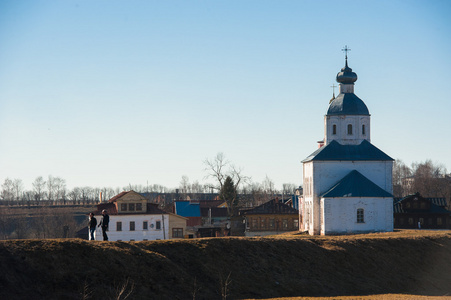 古老的俄罗斯小城镇景观与教会。苏兹达尔城市景观的视图