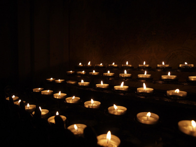 在黑暗中的教堂蜡烛
