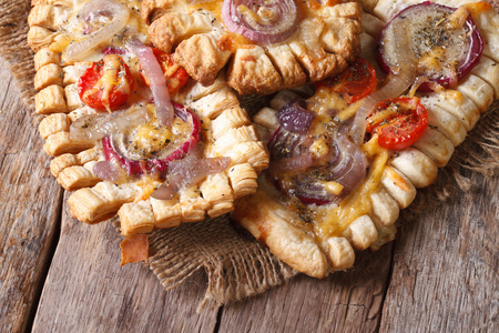 法国吹泡馅饼与红洋葱和西红柿垂直顶部的看法