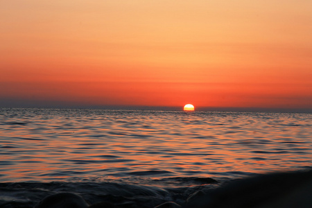 在海的海滩上的夏天日落景色