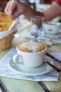 美味 可口的卡布奇诺咖啡，早餐在咖啡馆