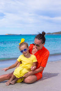 小女孩和热带海滩假期的快乐妈妈