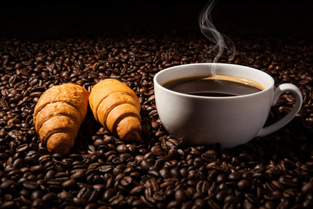 静物与一杯黑咖啡和烘焙过的咖啡豆