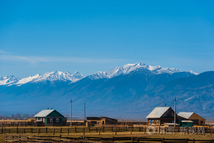美丽的春天景观的西萨彦岭山脉