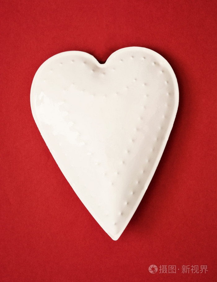 红色背景上的白色金属心照片-正版商用图片1hvnxu-摄图新视界