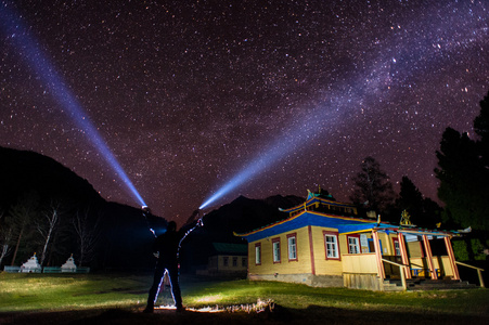 Datsan 和山与明星在晚上的时间