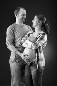 快乐的怀孕夫妇的肖像