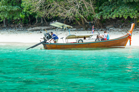 传统的长尾船上皮皮岛，甲米，泰国海滩，普吉岛湾
