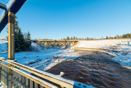 带金属桥的雪冬河景观图片