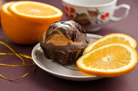 巧克力蛋糕和橙色