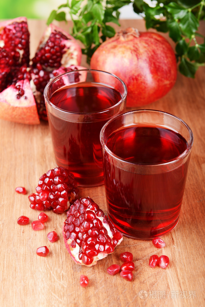 成熟的石榴汁对表特写