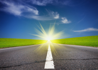 阳光明媚的柏油马路照片