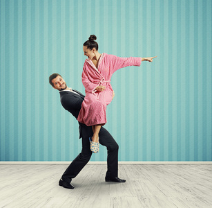 快乐的人,抱着她的妻子照片