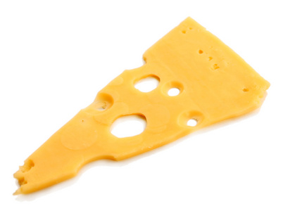 孤立在白色背景上的切片的奶酪