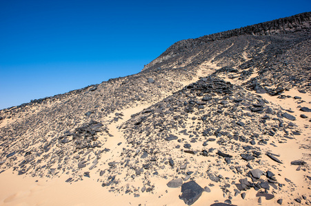 火山形成的在利比亚沙漠黑沙漠