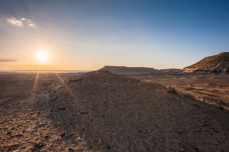 在埃及撒哈拉沙漠中的巴哈绿洲附近日落山