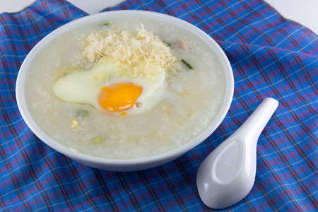 在白色的碗里，传统的泰国粥粥粥