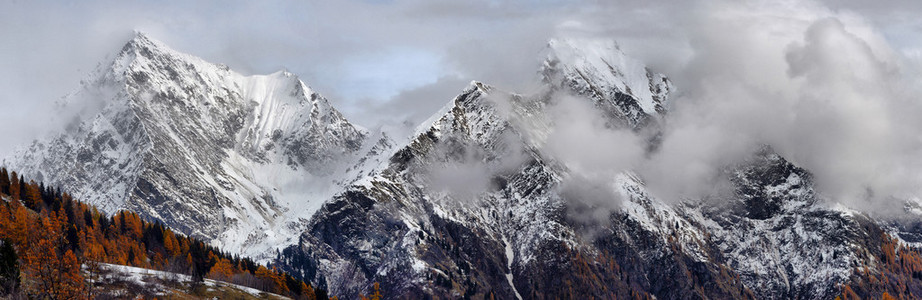 白雪皑皑的雪峰的全景