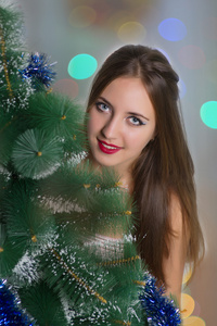 年轻女孩模型附近一棵圣诞树