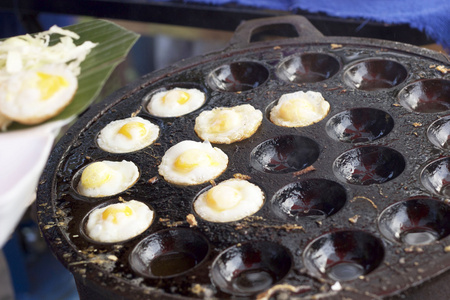 在亚洲市场的制作炸的鹌鹑蛋。